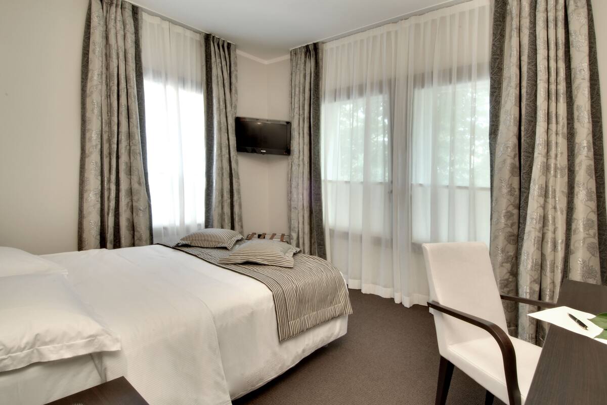 Minibar, safe på rommet, skrivebord og strykejern/-brett