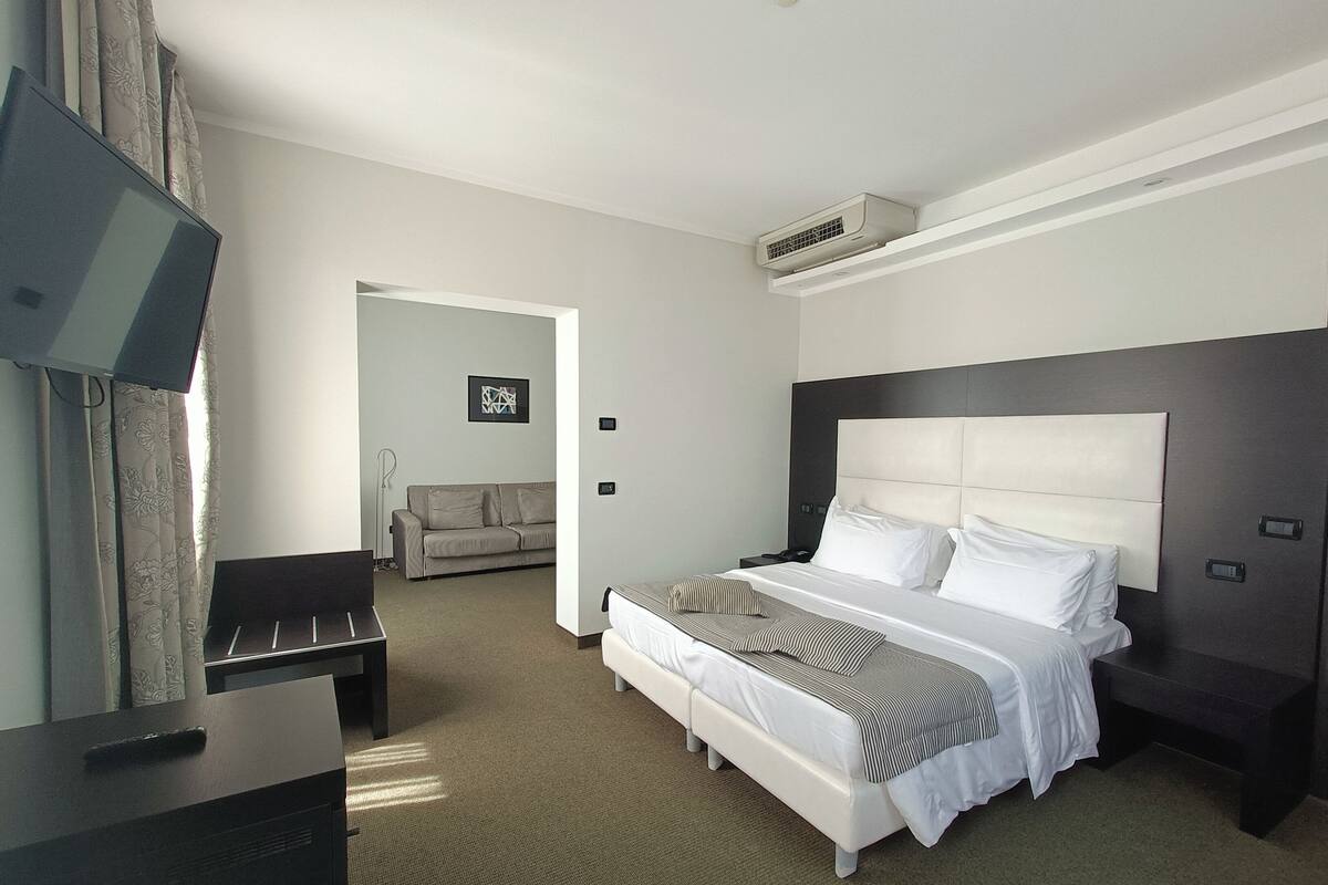 Suite | Minibar, safe på rommet, skrivebord og strykejern/-brett
