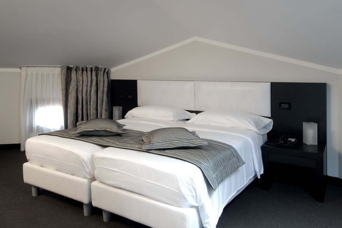 Loftsrom, 1 queensize-seng | Minibar, safe på rommet, skrivebord og strykejern/-brett