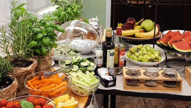 A buffet table with various fruits, vegetables, and condiments. - Hotel Villa Pannonia (Venice)