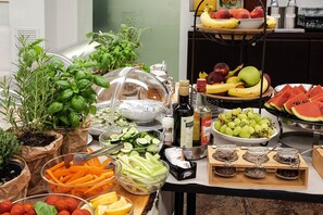 A buffet table with various fruits, vegetables, and condiments. - Hotel Villa Pannonia (Venice)