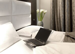 Minibar, in-room safe, desk, iron/ironing board - Hotel Villa Pannonia (Venice)