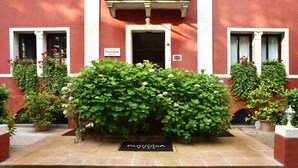 A building facade with a sign reading "Villa Pannonia." - Hotel Villa Pannonia (Venice)