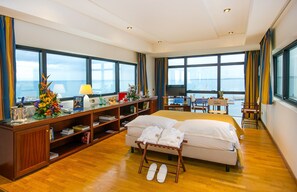 Executive-sviitti, merinäköala | Minibaari, tallelokero huoneessa, työpöytä, vuodevaatteet