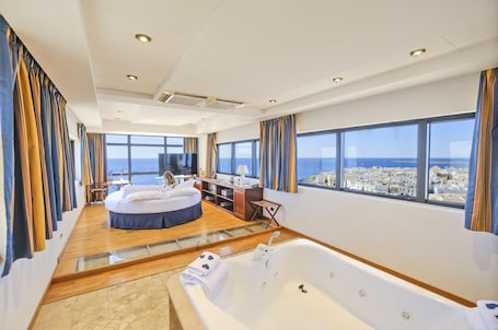 Executive Suite, Sea View | Minibar, in-room safe, desk, bed sheets