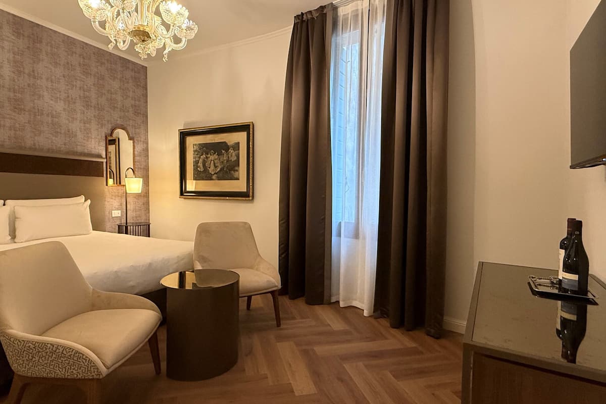 ألحفة محشوة بالريش وميني بار وخزنة داخل الغرفة وتجهيزات عازلة للصوت