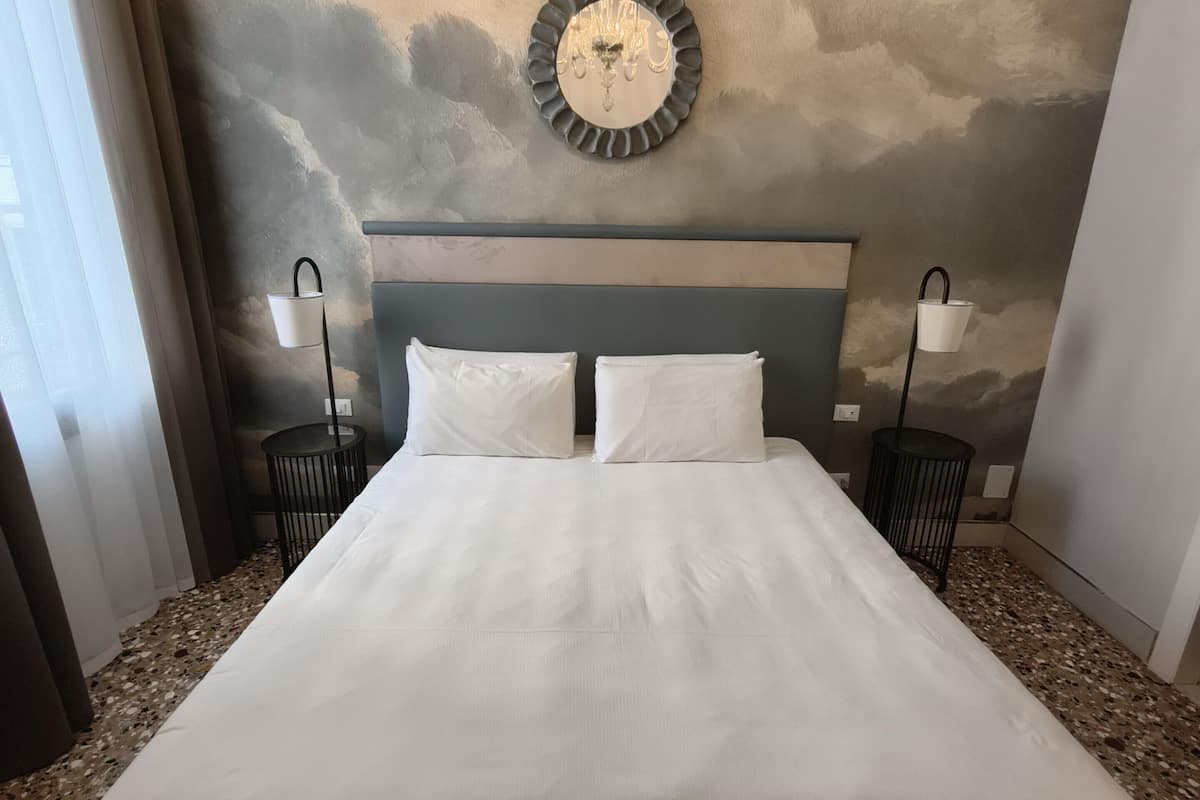 ألحفة محشوة بالريش وميني بار وخزنة داخل الغرفة وتجهيزات عازلة للصوت