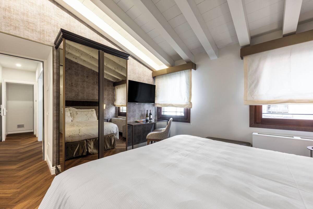 Habitación triple estándar | Edredón, minibar, caja de seguridad en la habitación y insonorización
