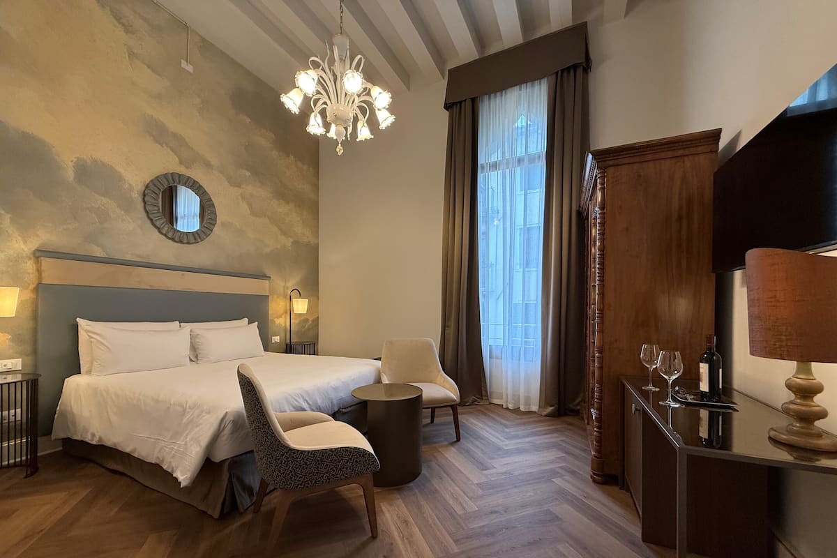 ألحفة محشوة بالريش وميني بار وخزنة داخل الغرفة وتجهيزات عازلة للصوت