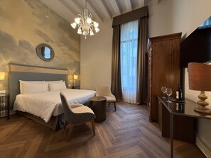 Camera Superior con letto matrimoniale o 2 letti singoli | Copriletto in piuma, minibar, una cassaforte in camera, insonorizzazione