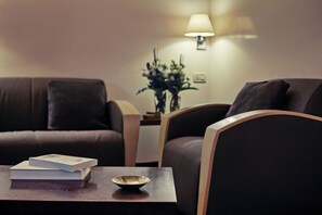 Suite | Zona de estar | Una televisión