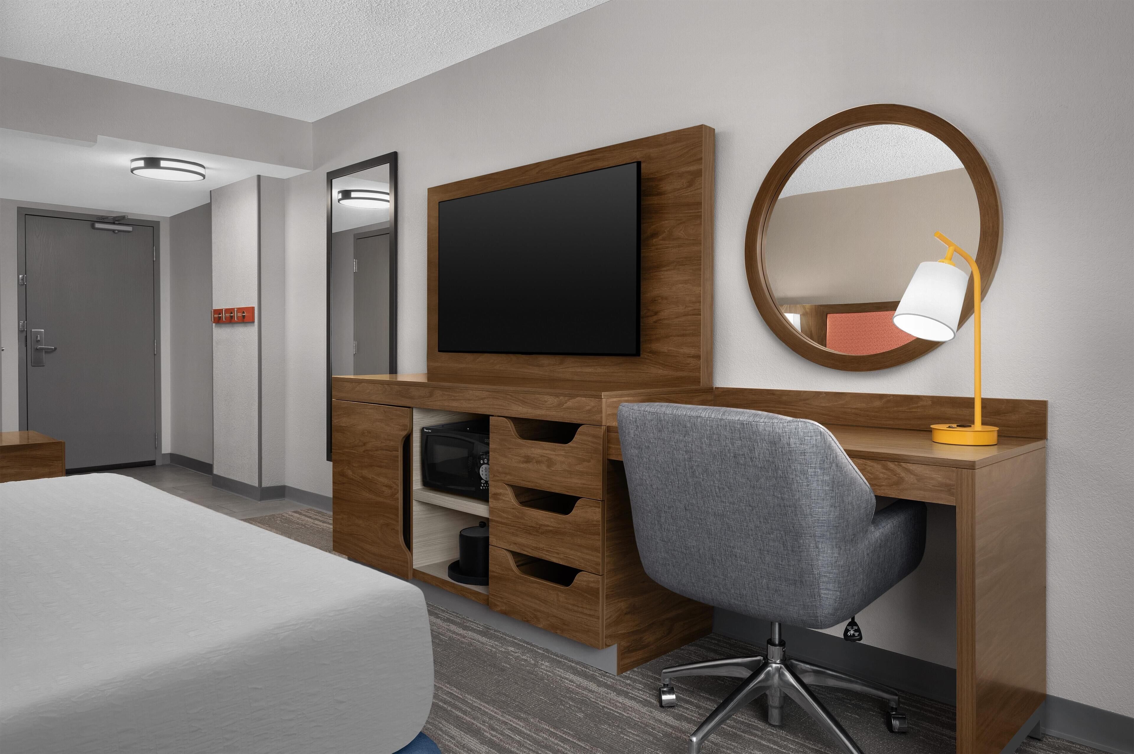 Een bureau, een laptopwerkplek, een strijkplank/strijkijzer