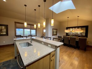 Penthouse | Cocina privada | Microondas, cafetera y tetera, congelador y toallas de papel 
