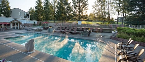 Una piscina techada, una piscina al aire libre