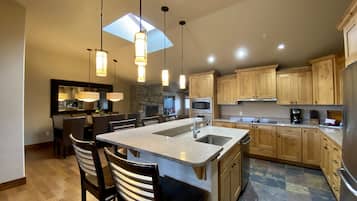 Penthouse | Private kitchen | Coffee/tea maker, microwave, freezer, paper towels