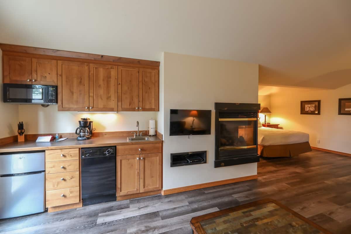 Deluxe Studio | Private kitchen | Microwave, coffee/tea maker, freezer, paper towels