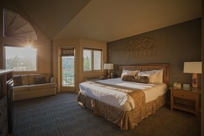 Chambre Deluxe, 1 très grand lit et 1 canapé-lit | Décor unique, ameublement unique, fer et planche à repasser