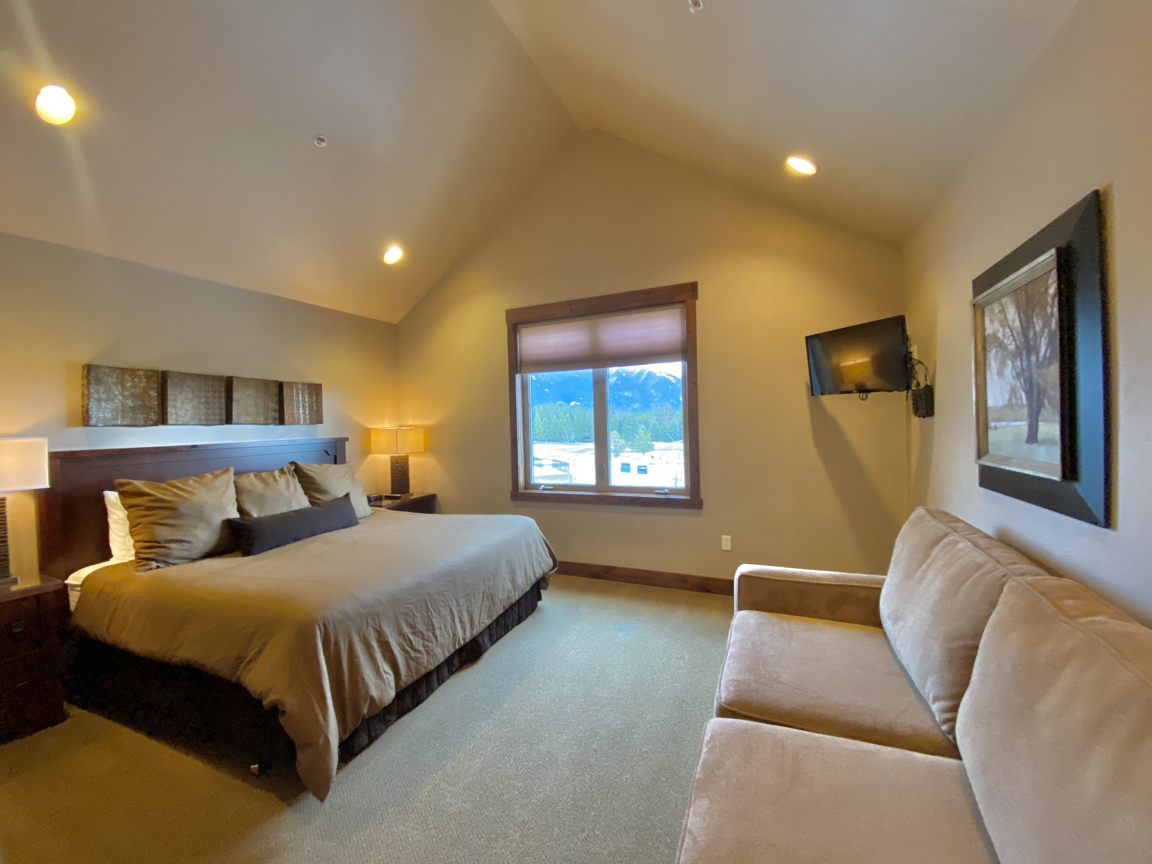 Penthouse | Iron/ironing board, WiFi (free), alarm clocks, individually decorated