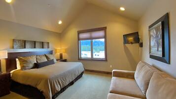 Penthouse | Iron/ironing board, WiFi (free), alarm clocks, individually decorated