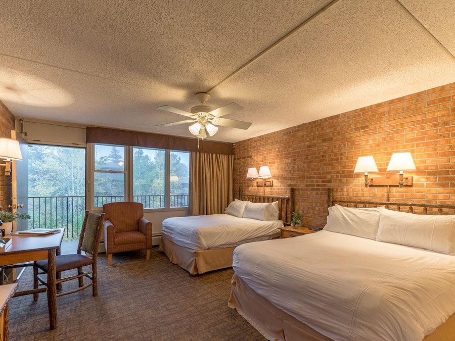 Habitación estándar, 2 camas de matrimonio | Caja fuerte, escritorio, tabla de planchar con plancha y cunas gratuitas