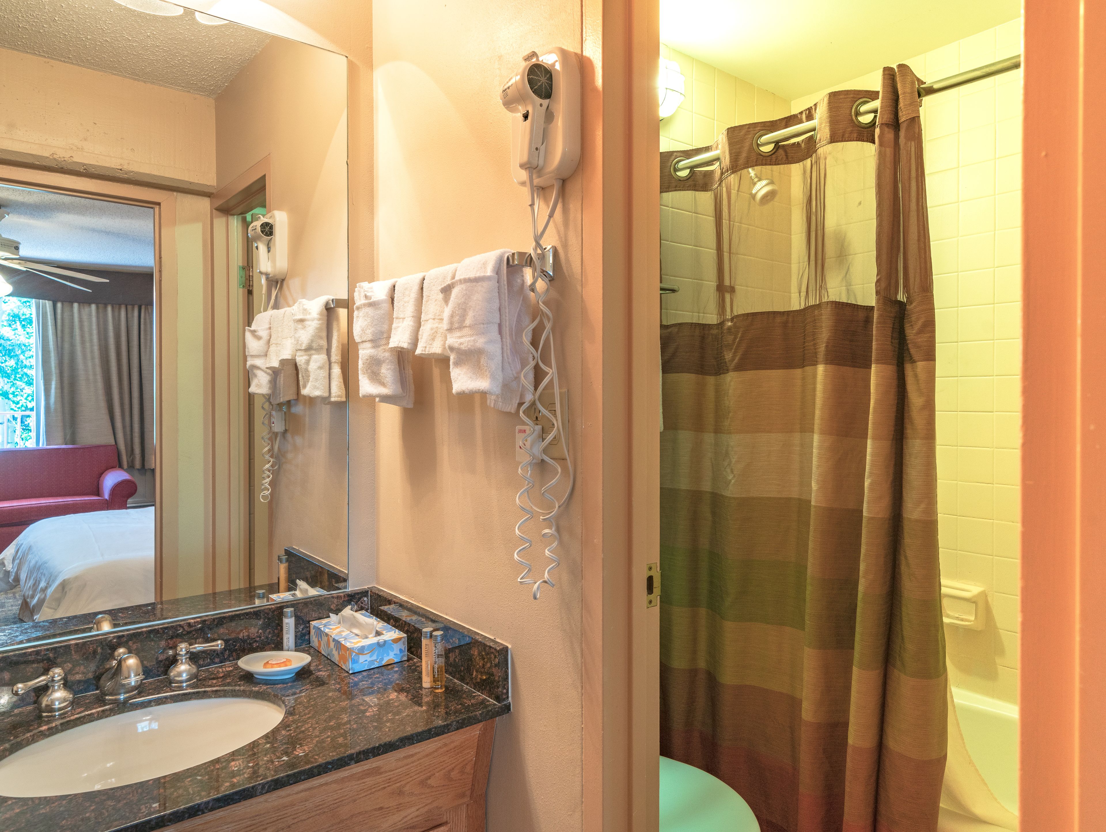 standard room, 1 king bed | bathroom | combined shower/bathtub, free toiletries, hair dryer, towels
