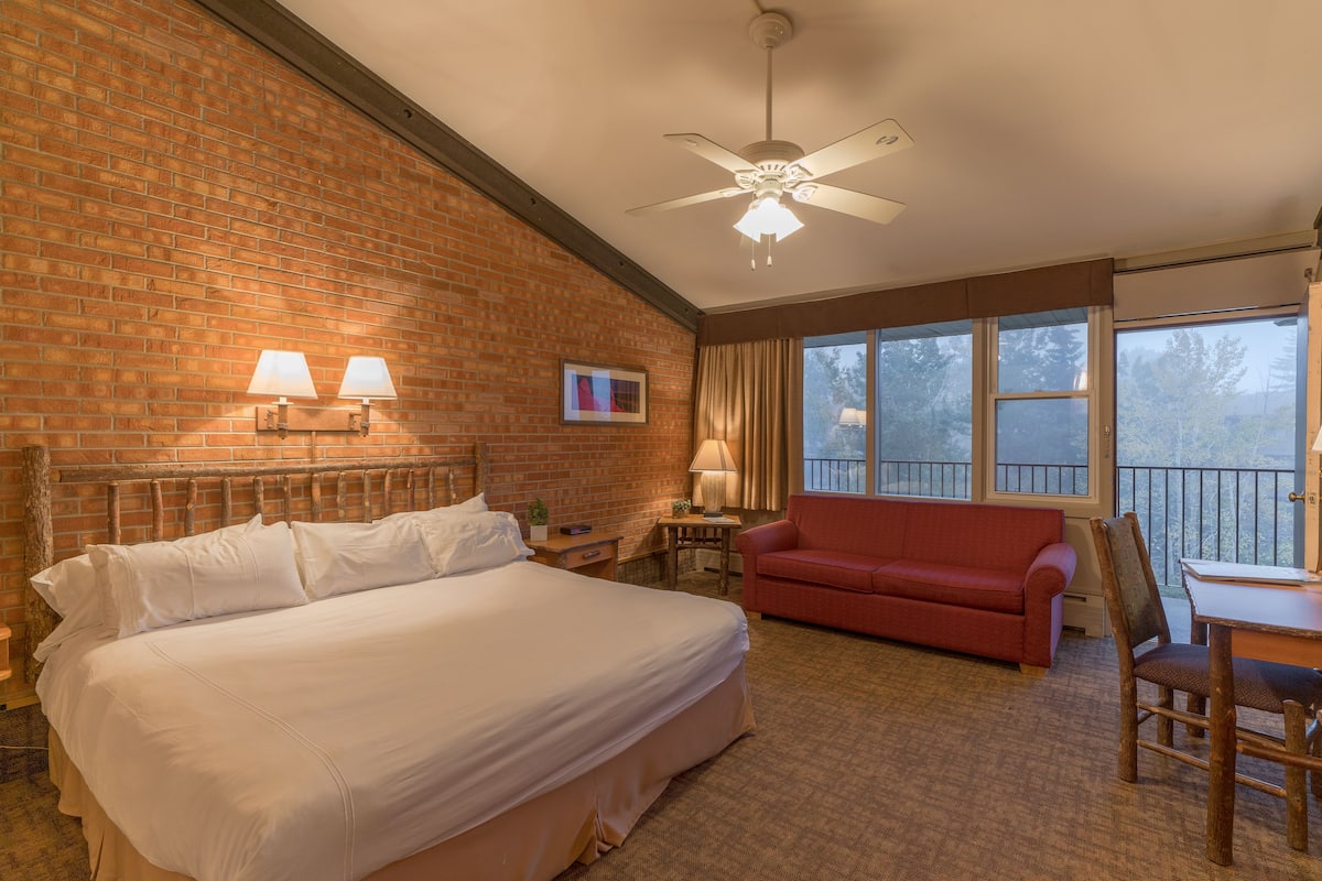 Standard Room, 1 Katil Raja (King) | Peti besi dalam bilik, meja, seterika/papan seterika