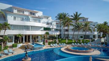 Piscina externa, guarda-sóis, espreguiçadeiras