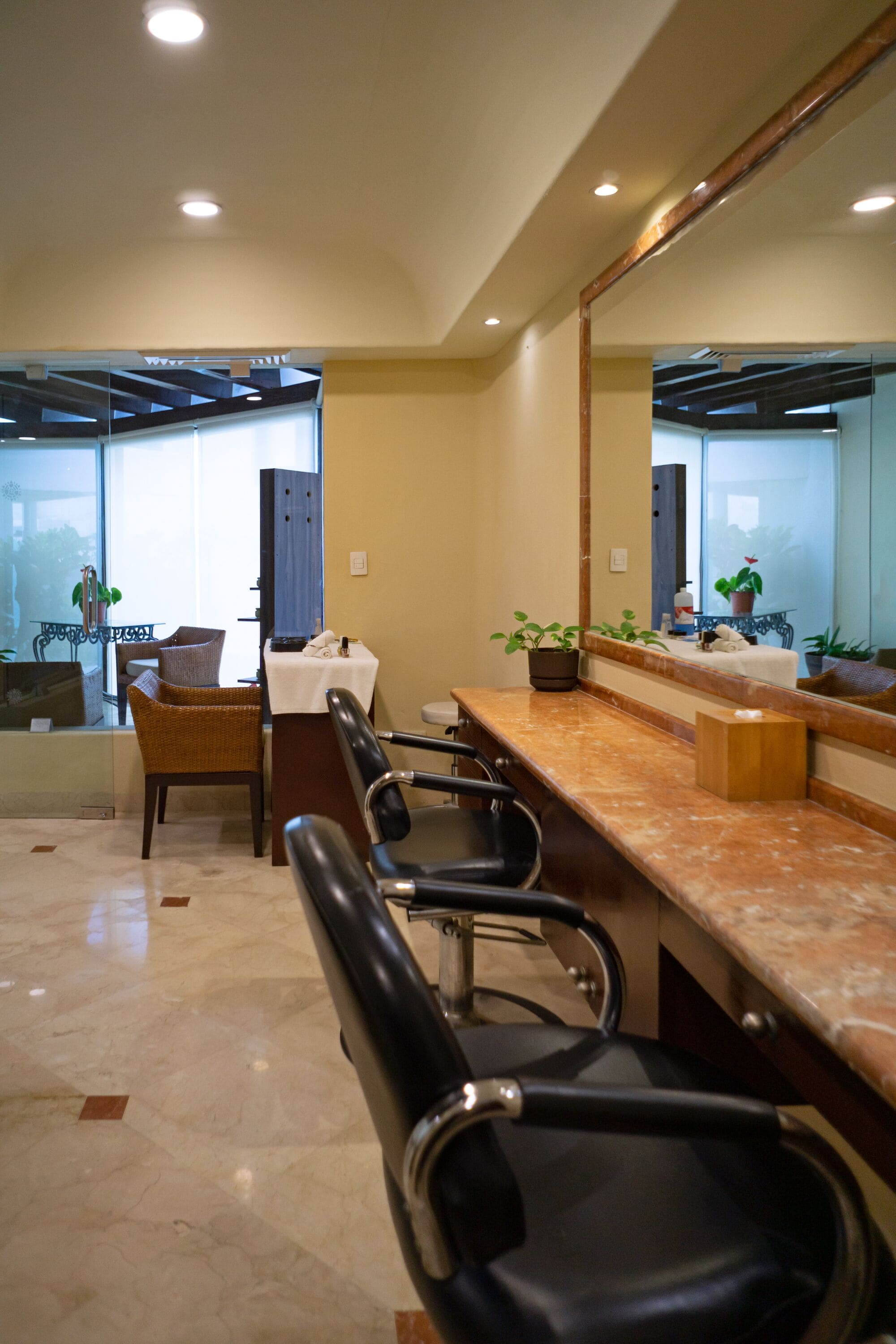 2 restaurants, breakfast, lunch, dinner served; international cuisine 