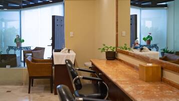 2 restaurants, breakfast, lunch, dinner served; international cuisine