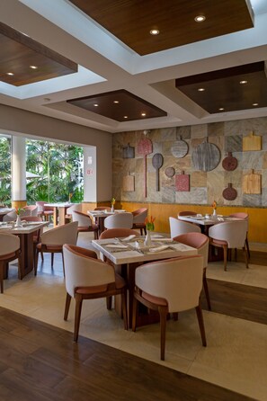 2 restaurants, breakfast, lunch, dinner served; international cuisine