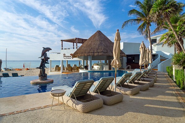 Piscine extérieure, parasols, chaises longues