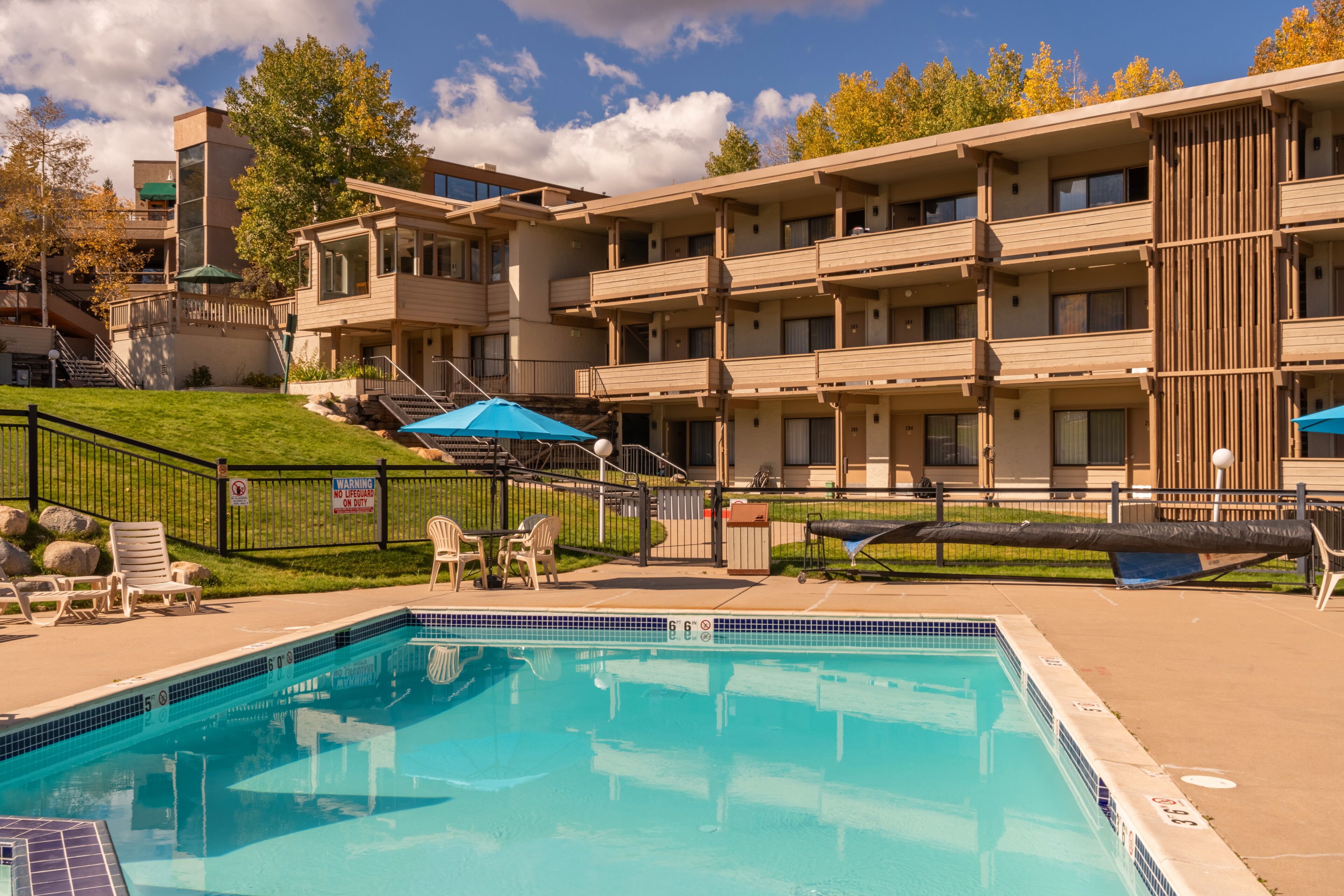 outdoor pool, open 3:00 pm to 9:00 pm, pool loungers