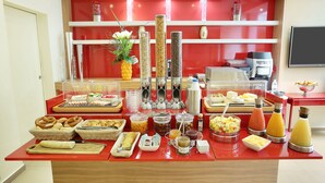 Ein reichhaltiges Frühstücksbuffet mit verschiedenen Speisen und Getränken.