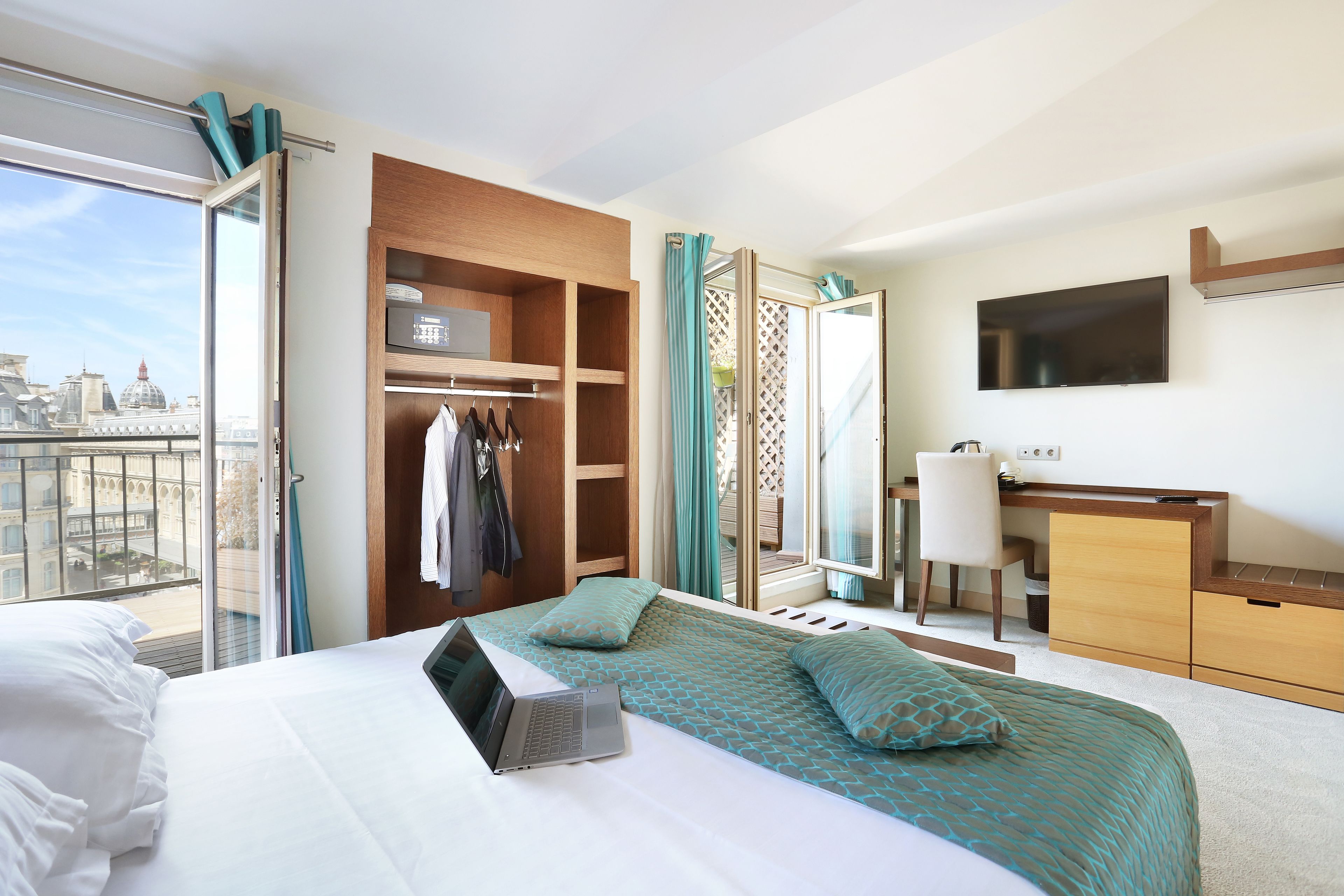 Minibar, caja de seguridad en la habitación y escritorio 