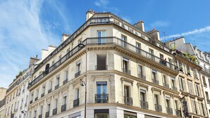 Ein mehrstöckiges Gebäude mit einer auffälligen Schilder für das Grand Hotel de Normandie.