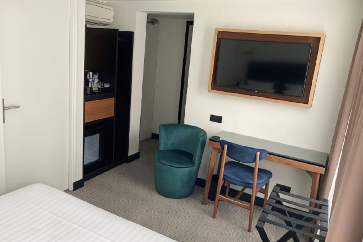 Een minibar, een kluis op de kamer, een bureau, geluiddichte muren