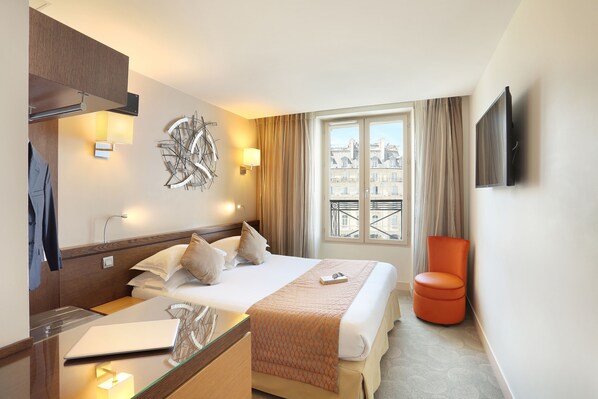 Classic Double Room | Minibar, in-room safe, desk, soundproofing