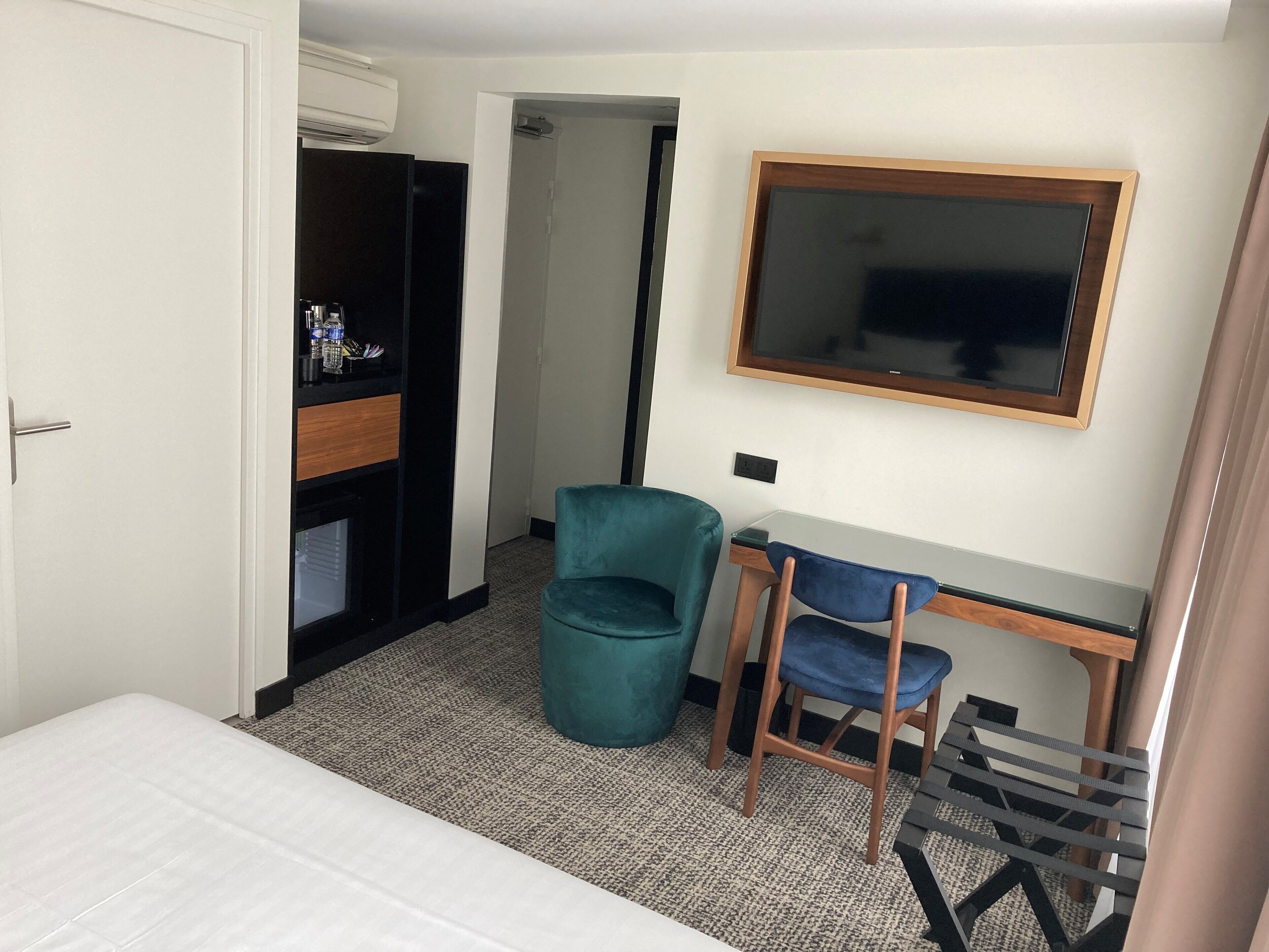 renovated double room | minibar, in-room safe, desk, soundproofing