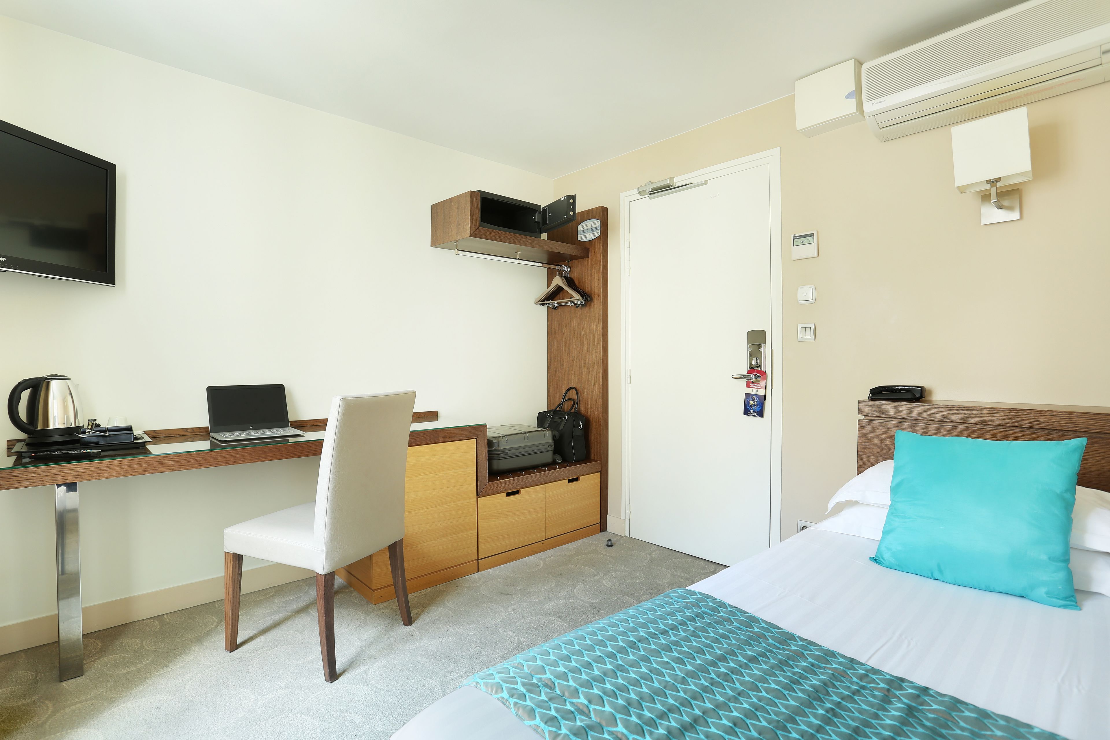 single room | minibar, in-room safe, desk, soundproofing