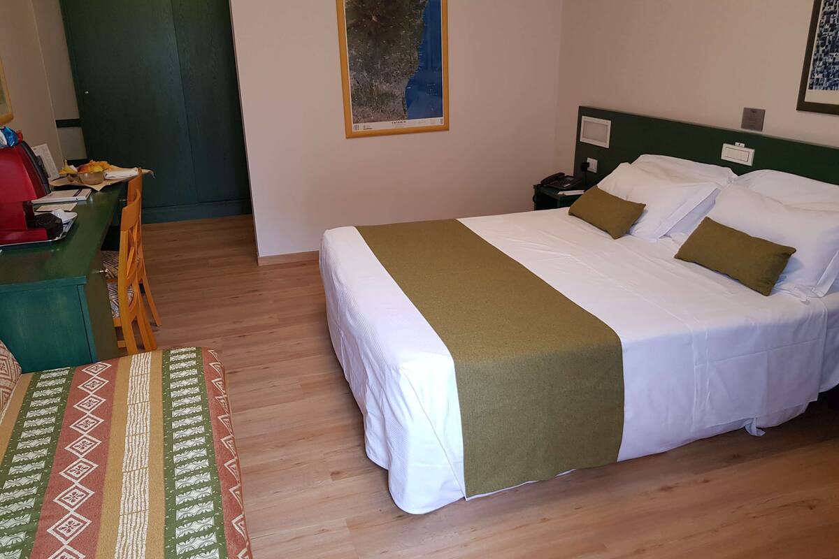 business room, 1 queen bed | in-room safe, desk, soundproofing, iron/ironing board