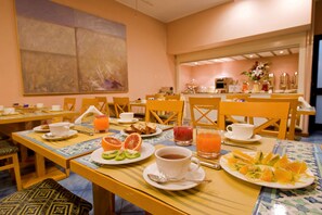 Petit déjeuner buffet servi tous les jours en supplément