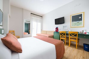 Zimmersafe, Schreibtisch, schallisolierte Zimmer, Bügeleisen/Bügelbrett