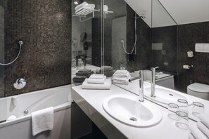 Junior-Suite | Badezimmer | Bademäntel, Hausschuhe, Handtücher