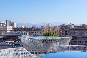 Här finns 2 restauranger som serverar frukost.