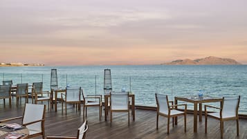 12 Restaurants; Frühstück, Mittagessen und Abendessen werden serviert