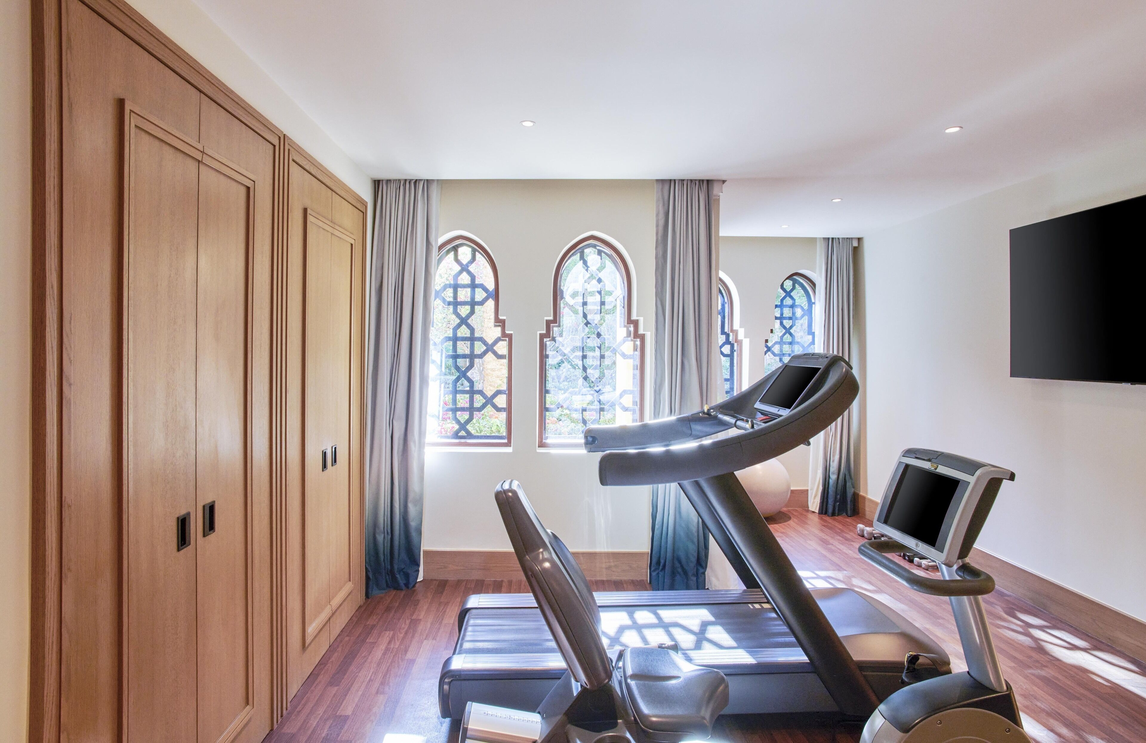 room (the palace) | minibar, in-room safe, desk, blackout curtains