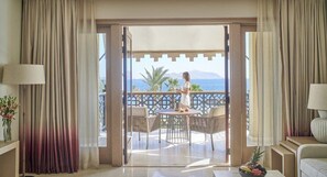 Suite, 1 très grand lit, fumeur | Minibar, coffre-fort, bureau, rideaux d’obscurcissement