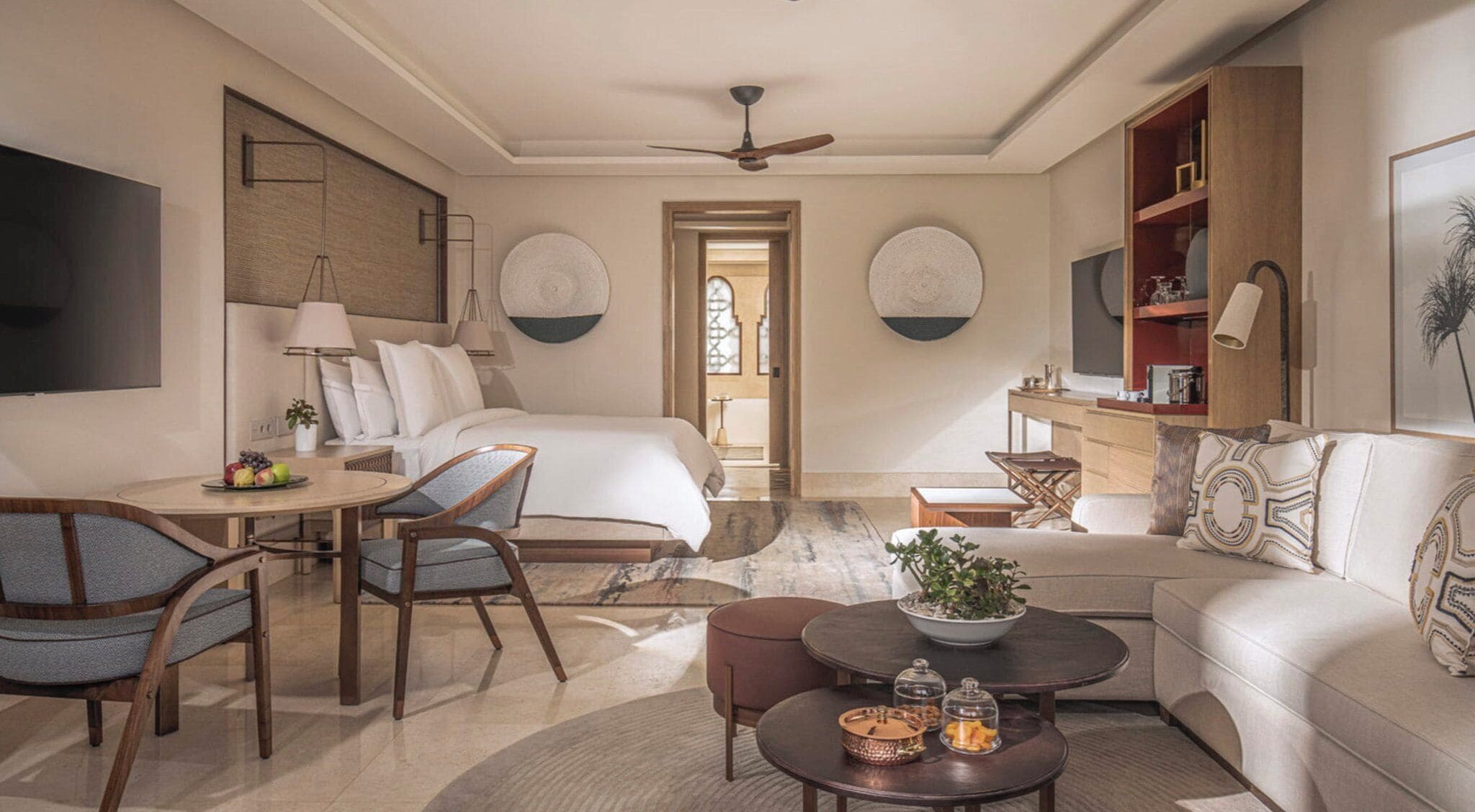 Minibar, Zimmersafe, Schreibtisch, Verdunkelungsvorhänge