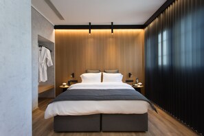 ห้องดีลักซ์สวีท | เครื่องนอนระดับพรีเมียม, มินิบาร์, ตู้นิรภัยในห้องพัก, โต๊ะทำงาน
