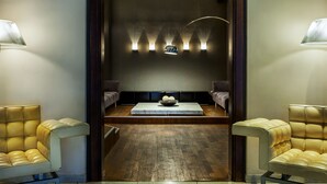Ein modernes Interieur mit Holzboden, einer zentralen Sitzecke mit Tisch und zwei Sofas.